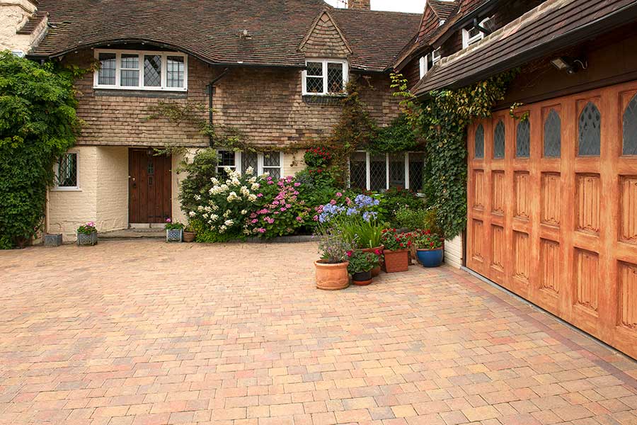 Attractive house with brand new Brett block paved driveway